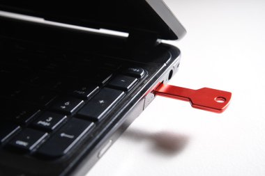 Kırmızı usb anahtar üstünde siyah klavye