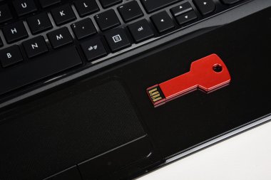 Kırmızı usb anahtar üstünde siyah klavye