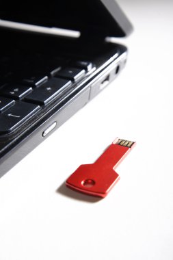 Kırmızı usb anahtar üstünde siyah klavye