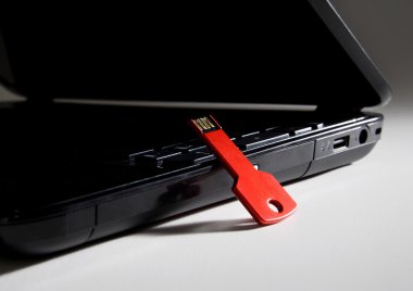 Kırmızı usb anahtar üstünde siyah klavye