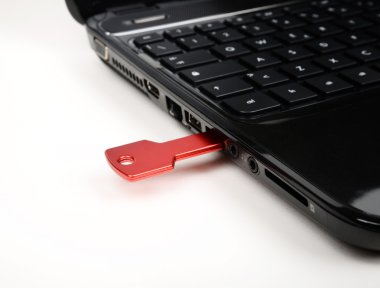 Kırmızı usb anahtar üstünde siyah klavye