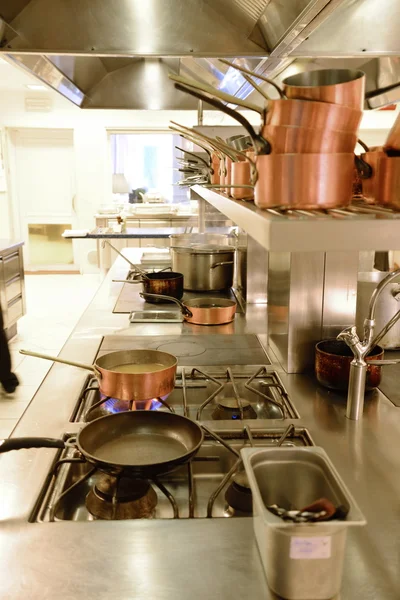 Preparing dinner in restaurant kitchen — Stock Photo, Image