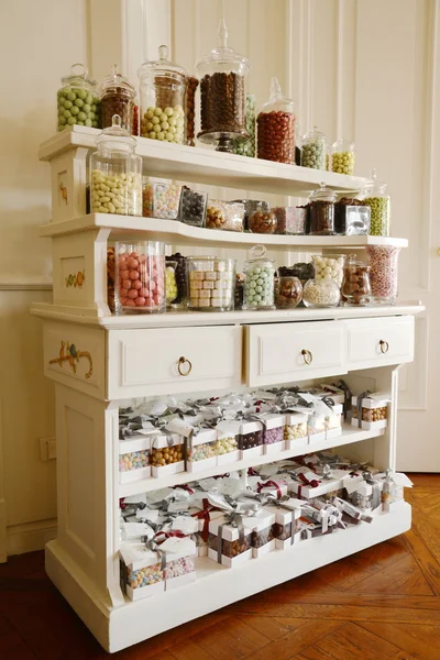 Tigelas de doces coloridos em crença branca — Fotografia de Stock