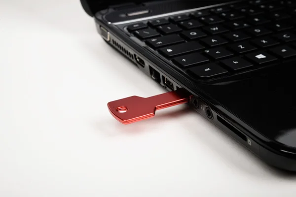 Chave usb vermelho no teclado preto — Fotografia de Stock