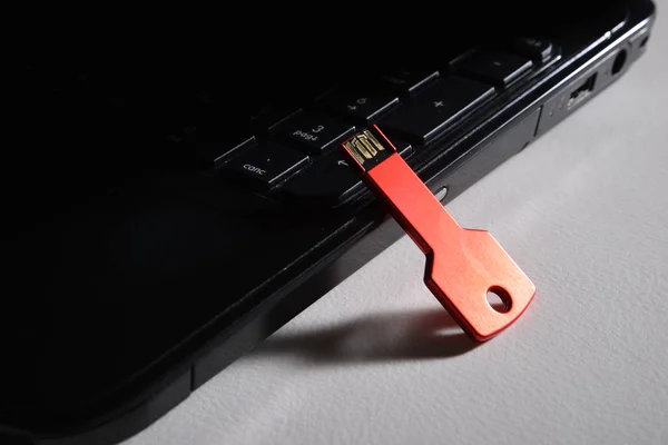 Chave usb vermelho no teclado preto — Fotografia de Stock