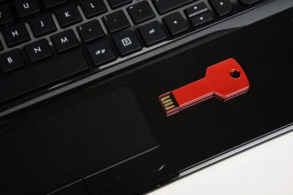 Chave usb vermelho no teclado preto — Fotografia de Stock