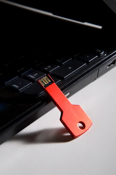 Chave usb vermelho no teclado preto — Fotografia de Stock