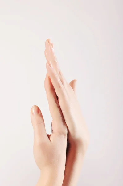 Bela mulher mãos acariciando — Fotografia de Stock