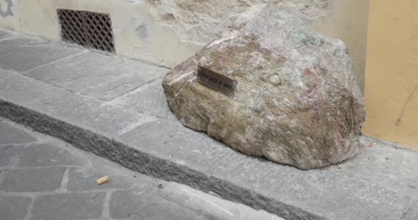 Florencia, Italia - 16 de septiembre: piedra de Dante Alighieri en Florencia — Vídeo de stock