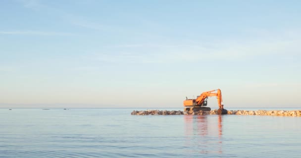 Barletta, Italia - 02 de diciembre: Hitachi excavadora en la playa — Vídeo de stock