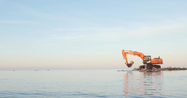 Barletta, Italy - Dec 02: Hitachi digger on beach — Stock Video