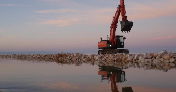 Barletta, Olaszország - Dec 02: Hitachi digger strandon Jogdíjmentes Stock Videó