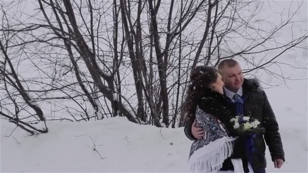 Hochzeitspaar beim Winterspaziergang — Stockvideo