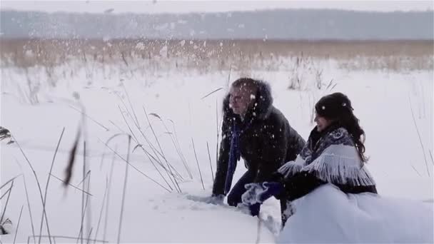 Fiatal pár-kültéri téli szórakozás. — Stock videók