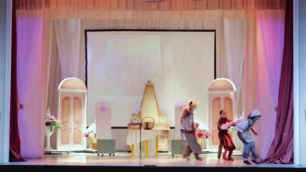 Theatrical production. Children's theatre. The performance on the stage. — Stock Video