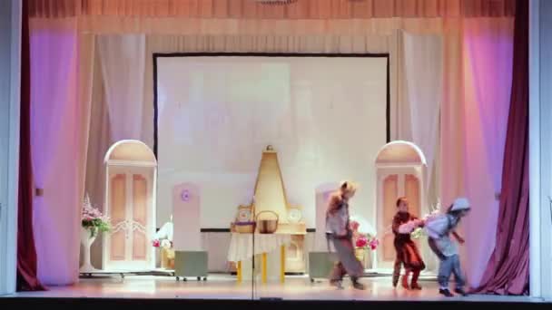 Produção teatral. Teatro infantil. O desempenho no palco . — Vídeo de Stock