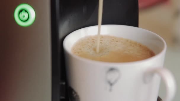 Verse koffie gegoten in de beker — Stockvideo