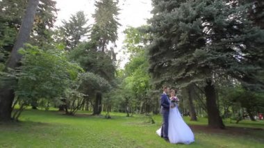 Gelin ve damat bir ormanda bir takas stand.