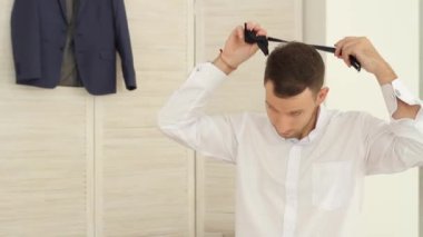 şık damat bir papyon giyiyor