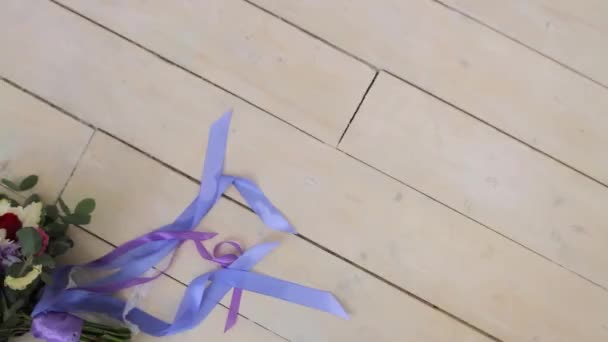 Menyasszonyi csokor és feküdt a padlón gyűrű. — Stock videók