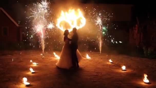 La novia y el novio bailando en las luces de fondo . — Vídeos de Stock