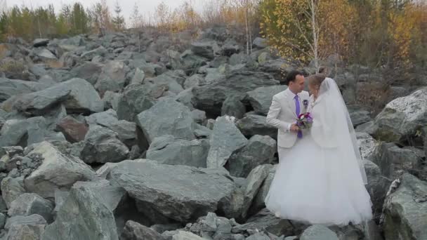 Le couple est sur les rochers . — Video