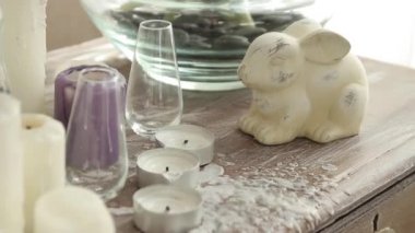 Masada bir tavşan, mum rakam vardır.