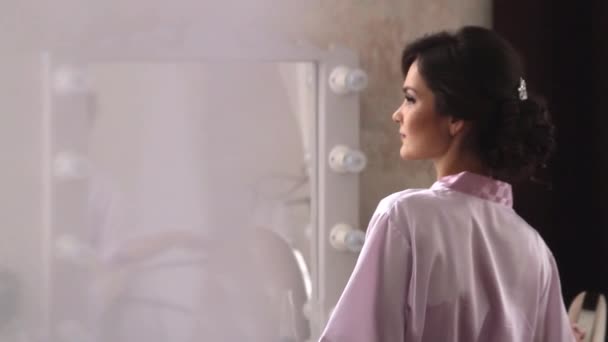 La fille regarde dans le miroir. — Video