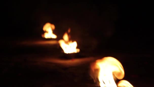 Lampor med en eldshow. — Stockvideo