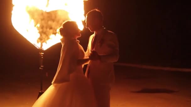 Пара танцює на тлі вогняного серця . — стокове відео
