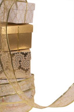 beyaz zemin üzerinde hediyeler