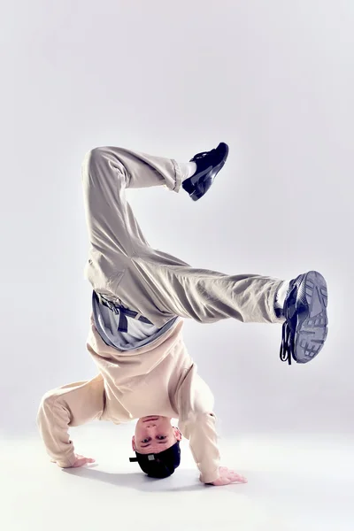 Danse de style breakdance chic et cool posant — Photo