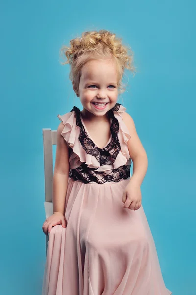 Niña en un vestido largo y un abrigo de piel — Foto de Stock