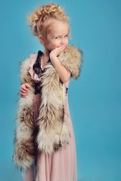 어린 소녀는 긴 드레스와 모피 코트에 — 스톡 사진