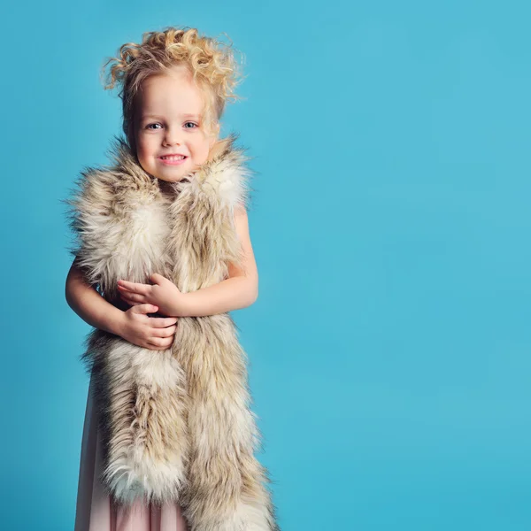 Malá holčička v dlouhé šaty a kožich — Stock fotografie