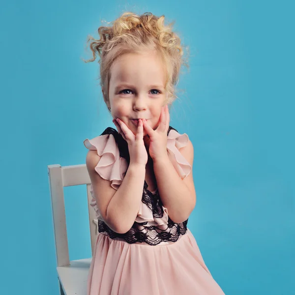 Niña en un vestido largo y un abrigo de piel — Foto de Stock