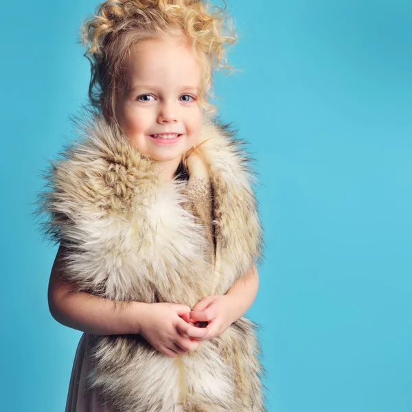 Niña en un vestido largo y un abrigo de piel — Foto de Stock