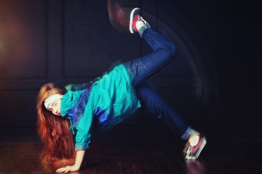 Stüdyo arka planında modern stil dansçısı