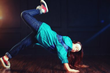 Stüdyo arka planında modern stil dansçısı