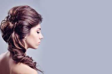 güzel bir kadın portresi. uzun kahverengi saçlı