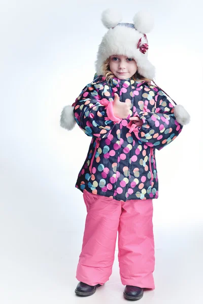 Ładny zabawny dziecko w kolorowy zimowe ubrania zabawy ze śniegiem, na zewnątrz podczas opadów śniegu. Na zewnątrz aktywny wypoczynek z dziećmi w zimie. Dziecko kapelusz, ręcznie rękawice z paskami. — Zdjęcie stockowe