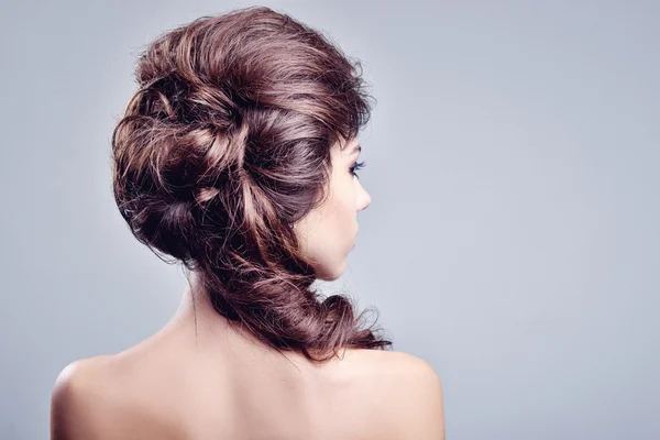 Hermoso retrato de mujer. Cabello largo marrón — Foto de Stock