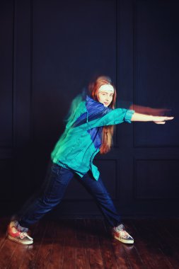 Stüdyo arka planında modern stil dansçısı