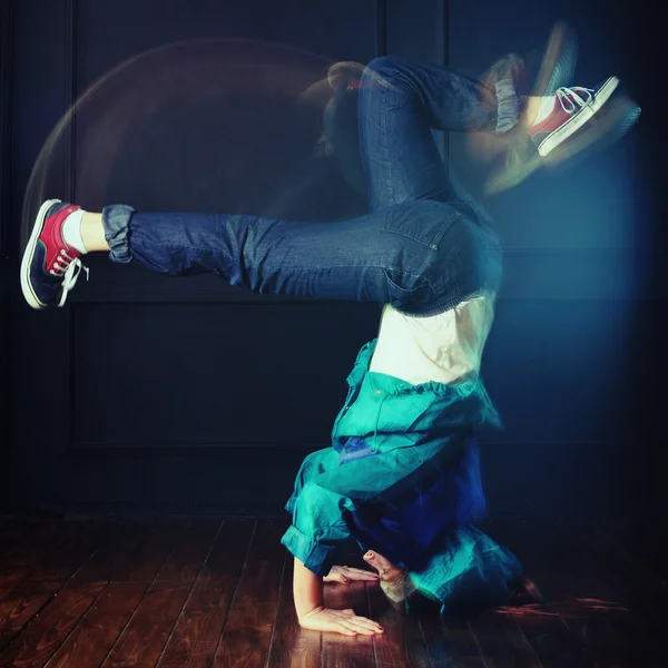スタジオを舞台にしたモダンスタイルダンサー — ストック写真