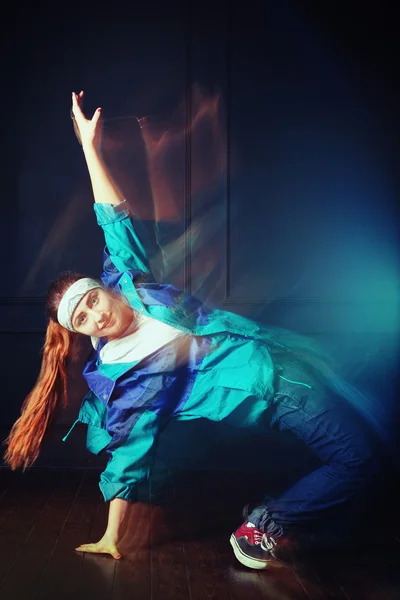 Danseuse de style moderne posant sur fond de studio — Photo