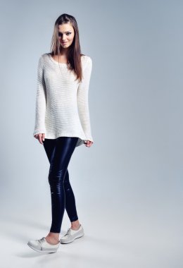 Güzel esmer kendini sıcak bir kazak kapsayan