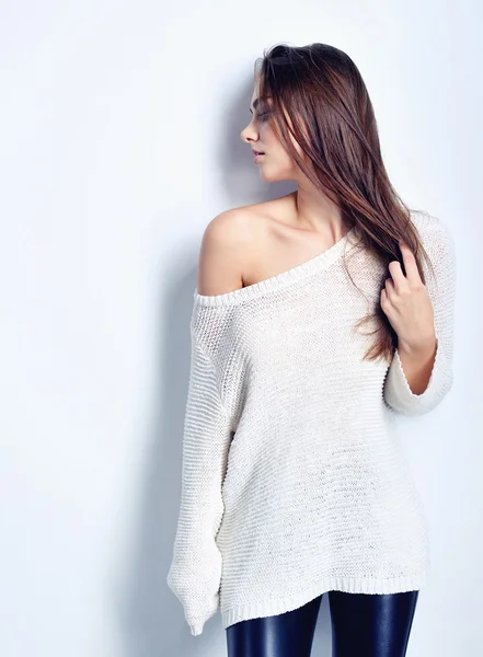 美女覆盖自己在一个温暖的毛衣 — 图库照片