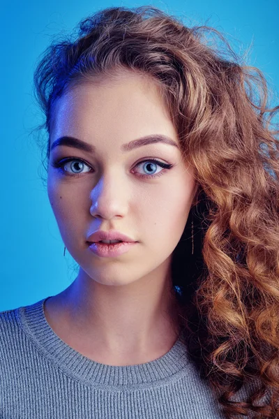 Κοντινό πλάνο πορτρέτο ξανθιά σέξι κορίτσι με μαγνητική μπλε μάτια, κομψό χτένισμα και φωτεινό μακιγιάζ μόδας. — Φωτογραφία Αρχείου