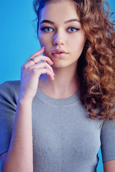 Közelről mágneses szeme kék, elegáns frizura és a smink, fényes szőke szexi lány divat-portré. — Stock Fotó