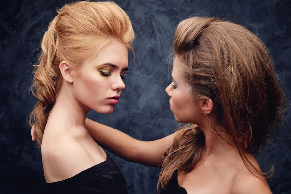 Zwei junge Mädchen posieren zusammen mit Make-up und Frisuren — Stockfoto